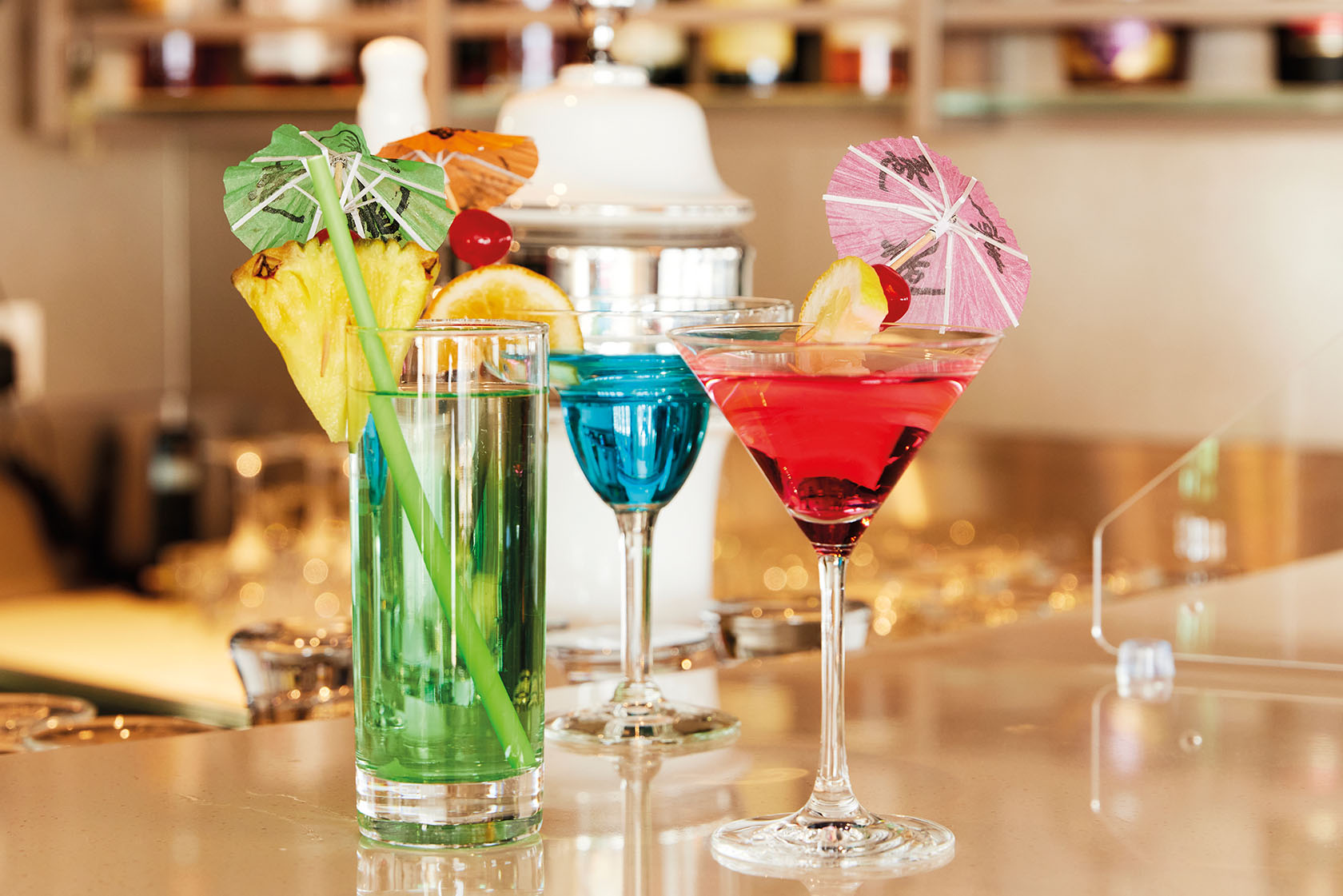 Bunte Cocktails im Palmgarten auf MS HAMBURG
