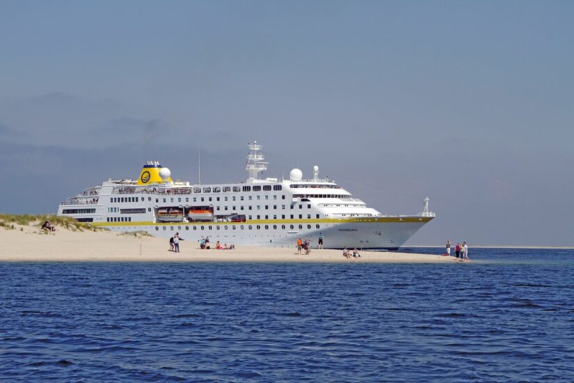 MS Hamburg vor Sylter Landzunge, Sylt, pressebild