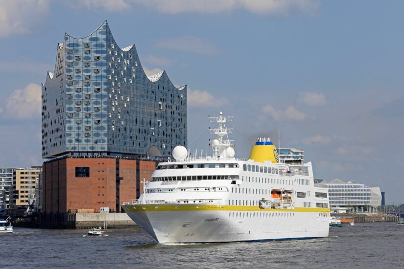 MS HAMBURG vor der Elbphilharmonie in Hamburg, Pressebild