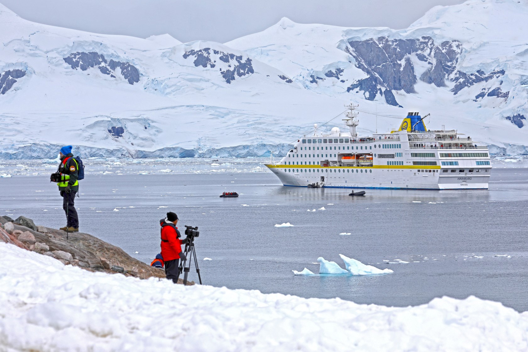 Bild MS HAMBURG Presse Dezember 2023 Kreuzfahrten Antarktis