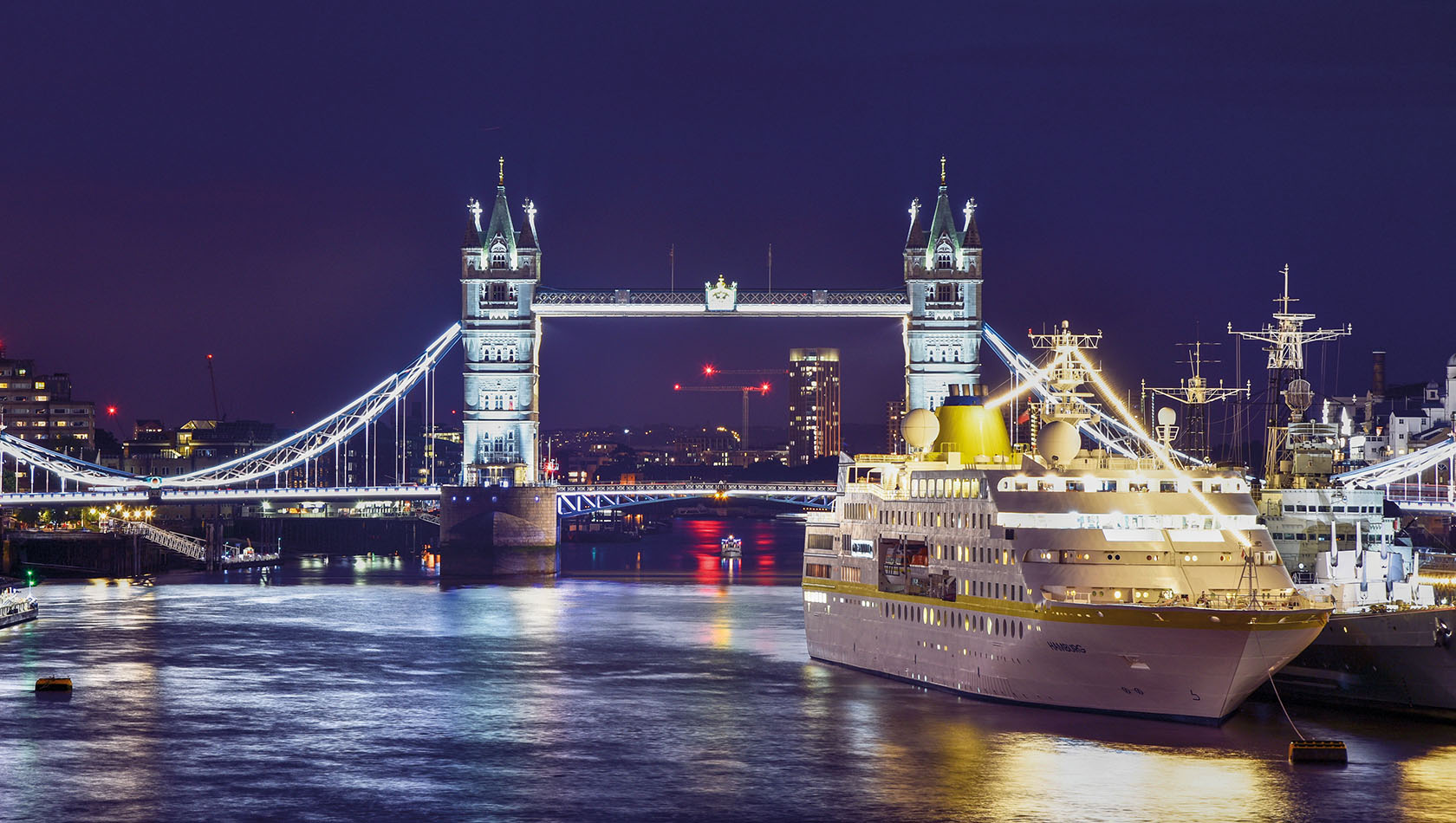 MS HAMBURG vor der Tower Bridge in London Nachtaufnahme