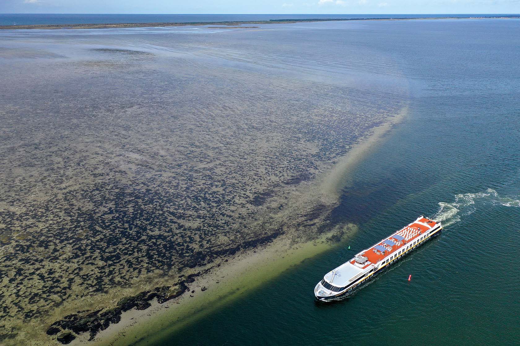 MS SANS SOUCI vor der Sandbank Insel Hiddensee Drohnenaufnahme