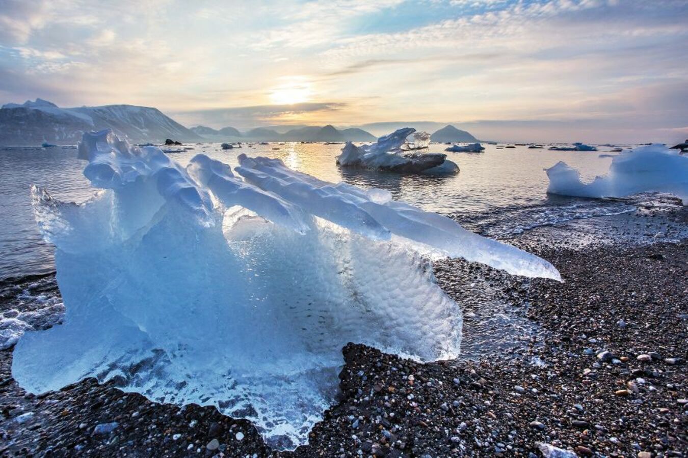 Eis auf dem arktischen Strand - Svalbard