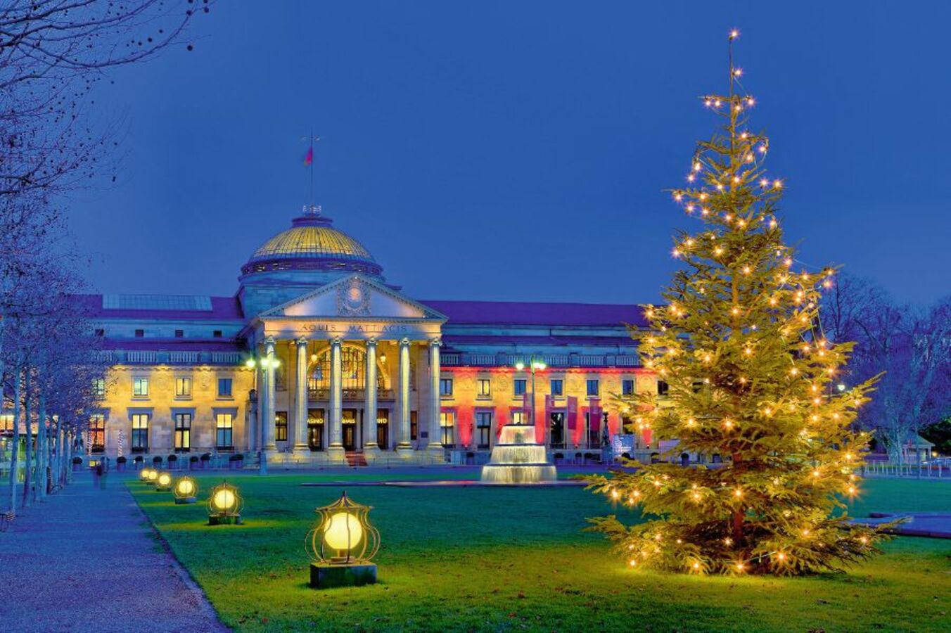 Kurhaus in Wiesbaden zur Weihnachtszeit, Deutschland